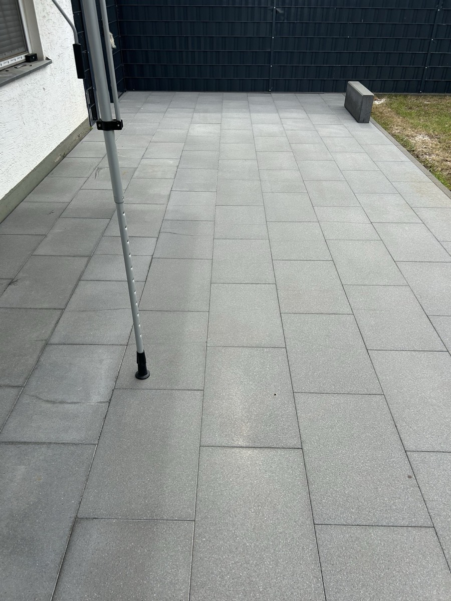 Von NOBA gereinigte Terrassenfläche in Köln